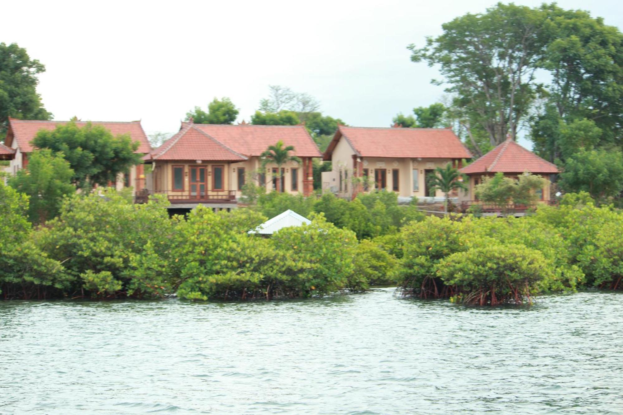 White Sandy Beach Menjangan Hotell Banyuwedang Exteriör bild