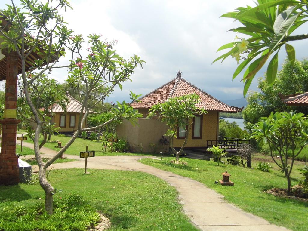 White Sandy Beach Menjangan Hotell Banyuwedang Exteriör bild