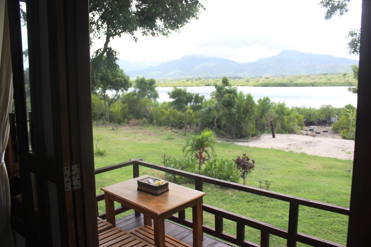 White Sandy Beach Menjangan Hotell Banyuwedang Exteriör bild